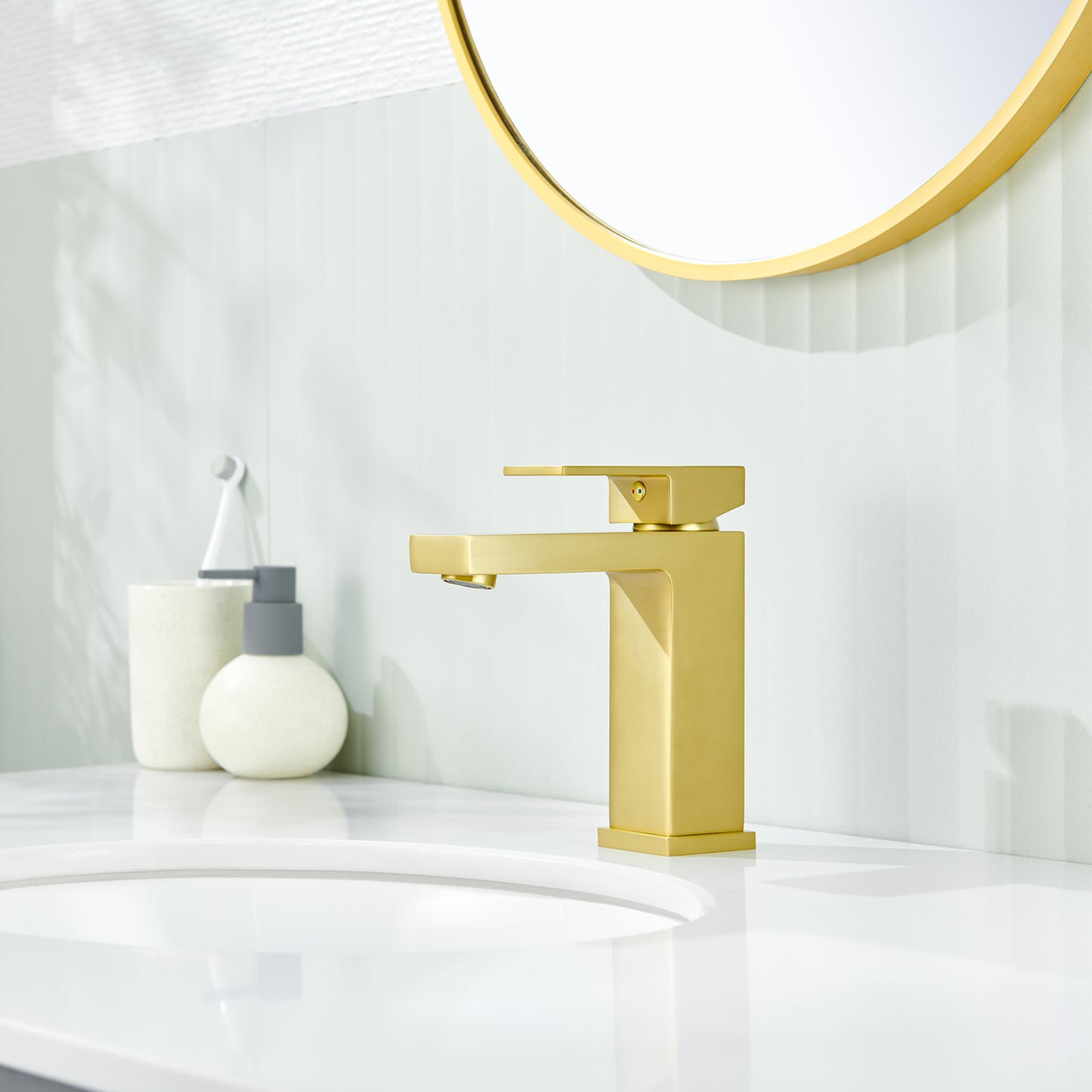 Single-Handle Single Hole Bathroom Faucet in Brushed Gold