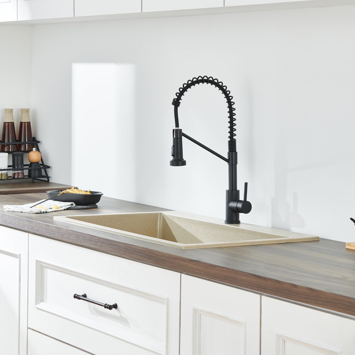 Single Handle Pull-Down Sprayer Kitchen Faucet in Matte Black