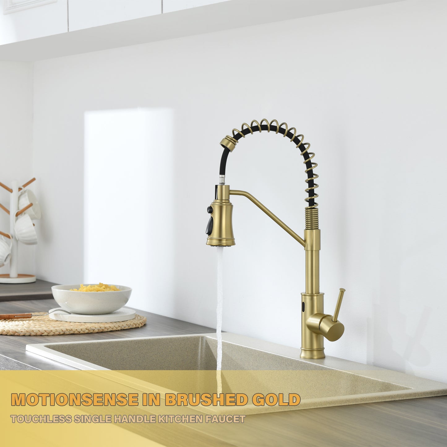 Single Handle Pull Out Sprayer Kitchen Faucet in Brushed Gold