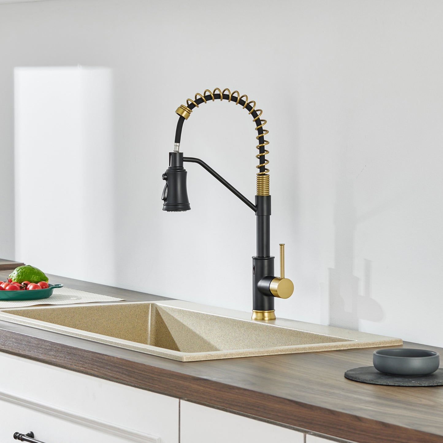 Single Handle Pull Out Sprayer Kitchen Faucet in Matte Black and Gold