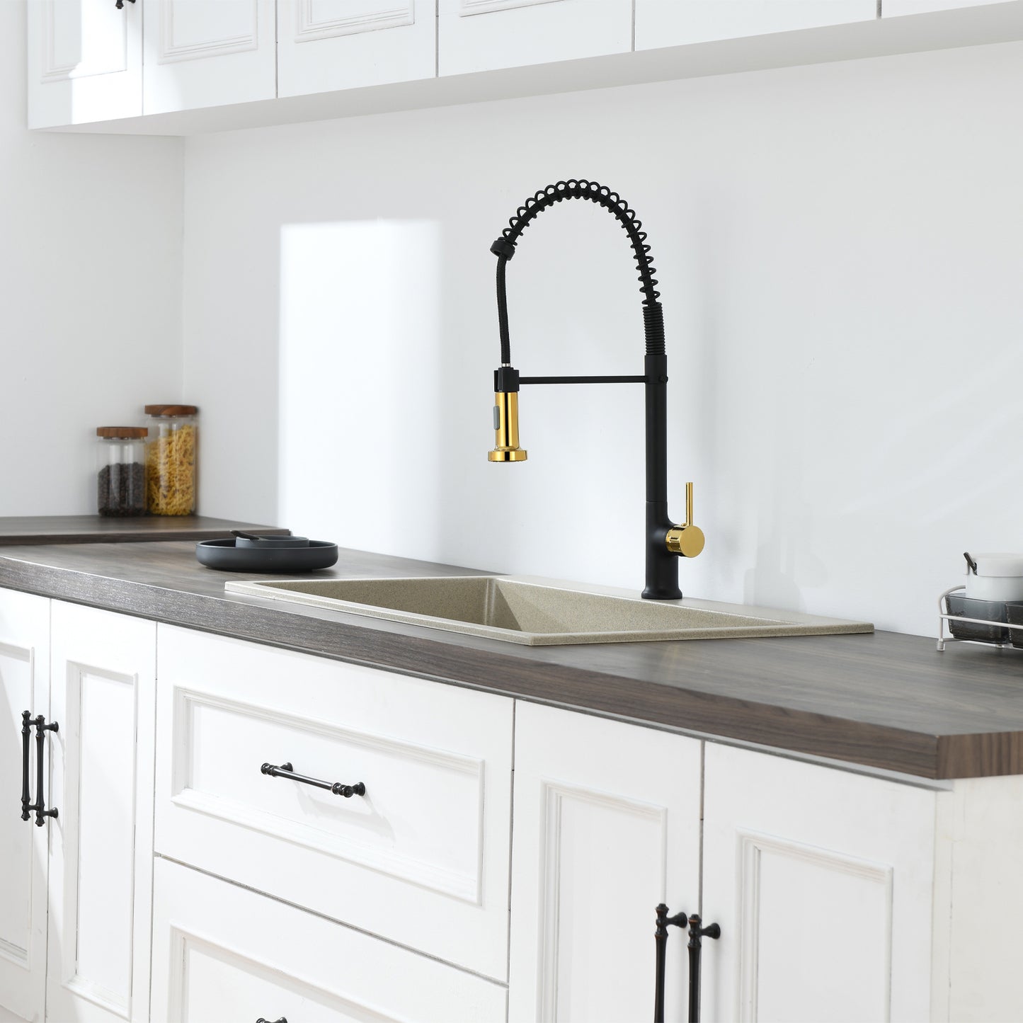 Single Handle Pull Down Sprayer Kitchen Faucet in Matte Black Gold
