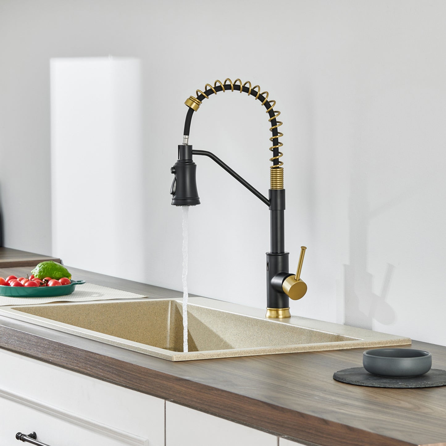 Single Handle Pull Out Sprayer Kitchen Faucet in Matte Black and Gold