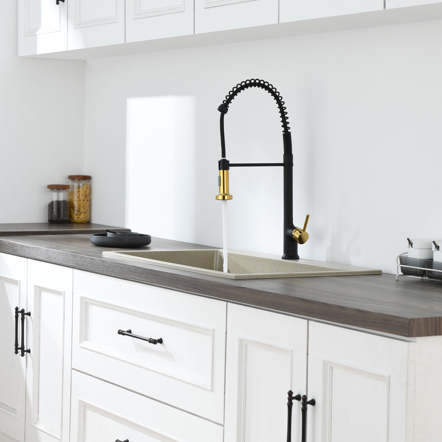 Single Handle Pull Down Sprayer Kitchen Faucet in Matte Black Gold