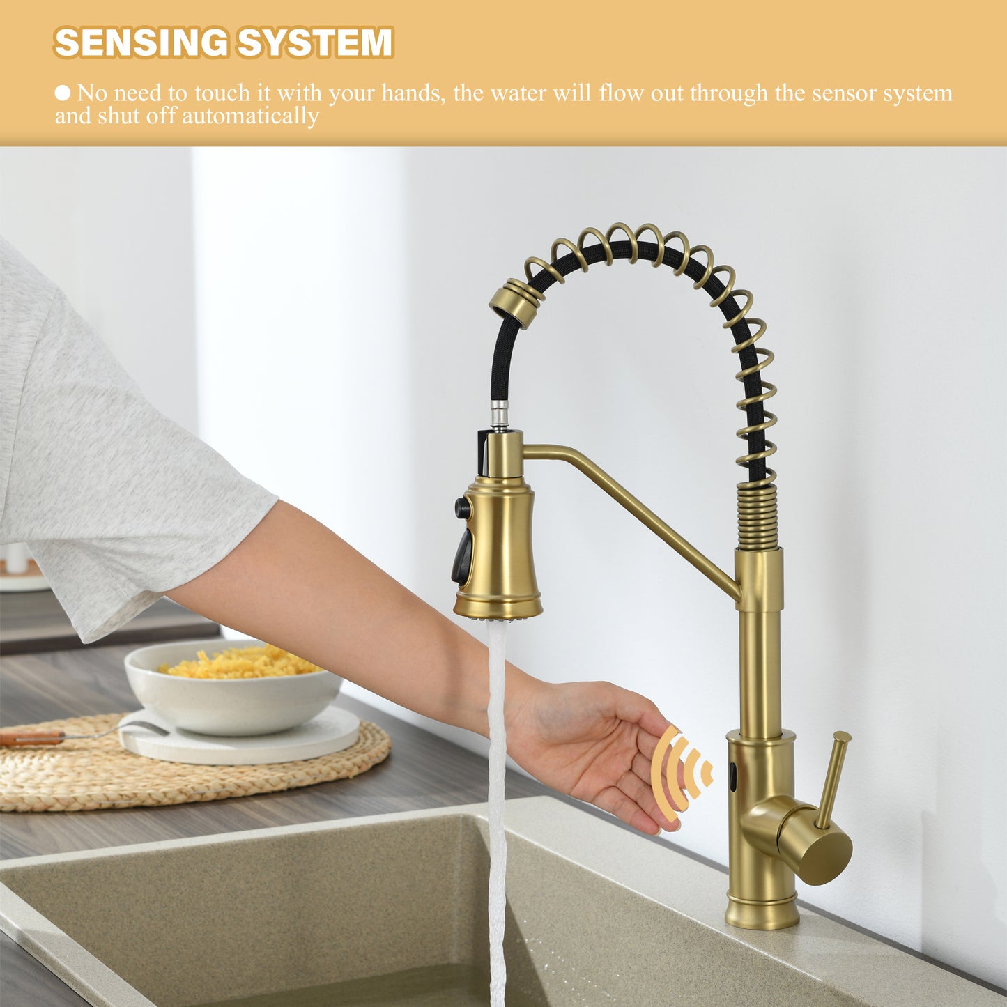 Single Handle Pull Out Sprayer Kitchen Faucet in Brushed Gold