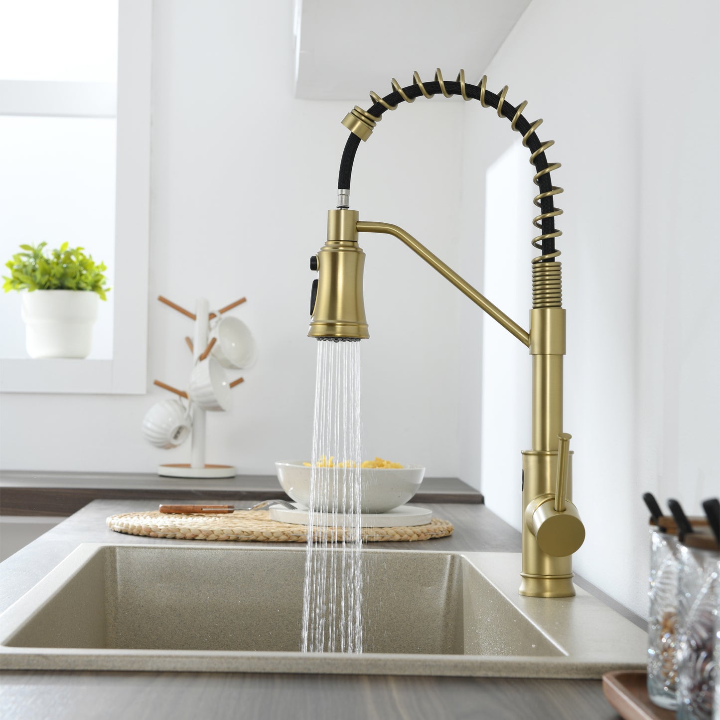 Single Handle Pull Out Sprayer Kitchen Faucet in Brushed Gold